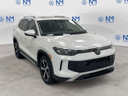 New 2025 Volkswagen Tiguan SE image 7