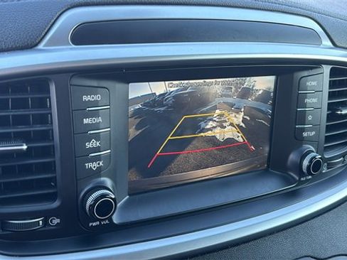 Used 2019 Kia Sorento LX image 16