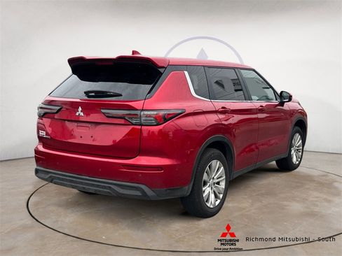 Used 2025 Mitsubishi Outlander ES image 3