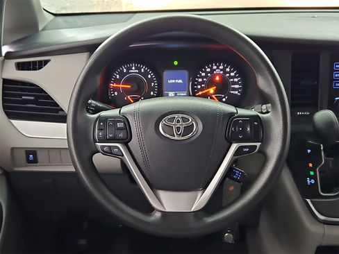 Used 2016 Toyota Sienna L image 22