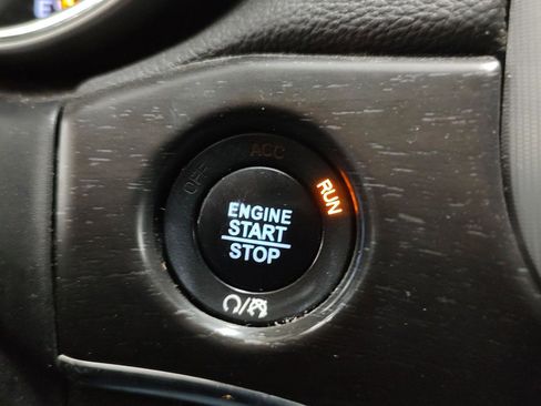Used 2018 Jeep Grand Cherokee Limited AWD/4WD image 9