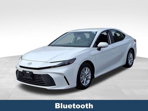 Used 2025 Toyota Camry LE image 4