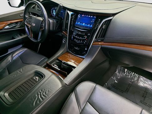Used 2018 Cadillac Escalade Luxury AWD/4WD image 12