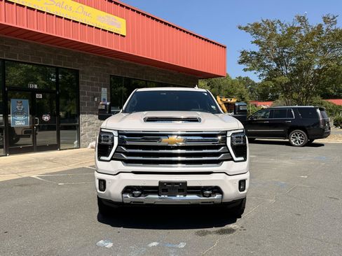 Used 2024 Chevrolet Silverado 2500 High Country w/ Technology Package AWD/4WD image 5