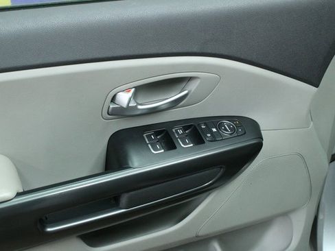 Used 2018 Kia Sedona L image 12