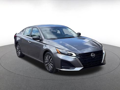 Used 2025 Nissan Altima 2.5 SV FWD image 3