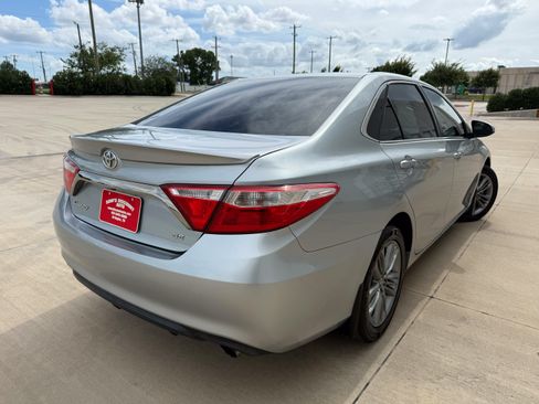 Used 2017 Toyota Camry SE w/ Moonroof Package FWD image 7