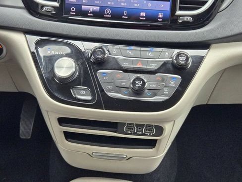 Used 2023 Chrysler Pacifica Touring-L FWD image 17