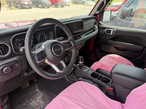 Used 2024 Jeep Wrangler Unlimited Sahara w/ Technology Group AWD/4WD image 3