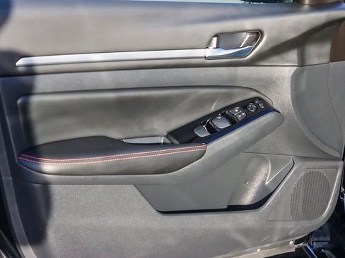 Used 2024 Nissan Altima 2.5 SR image 18