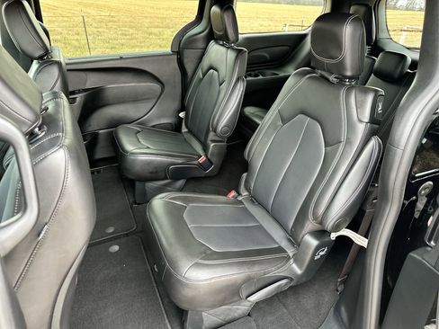 Used 2025 Chrysler Pacifica Select image 20