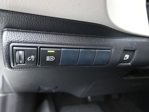 Used 2020 Toyota Corolla LE image 12