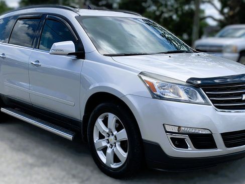 Used 2017 Chevrolet Traverse LT w/ Style and Technology Package FWD image 7