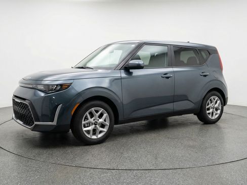 Used 2025 Kia Soul LX w/ LX Technology Package FWD image 3