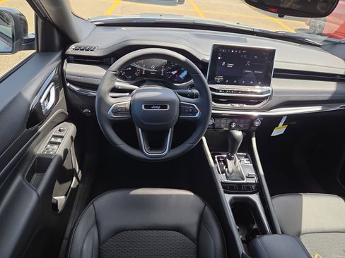 Used 2026 Jeep Compass Latitude image 8