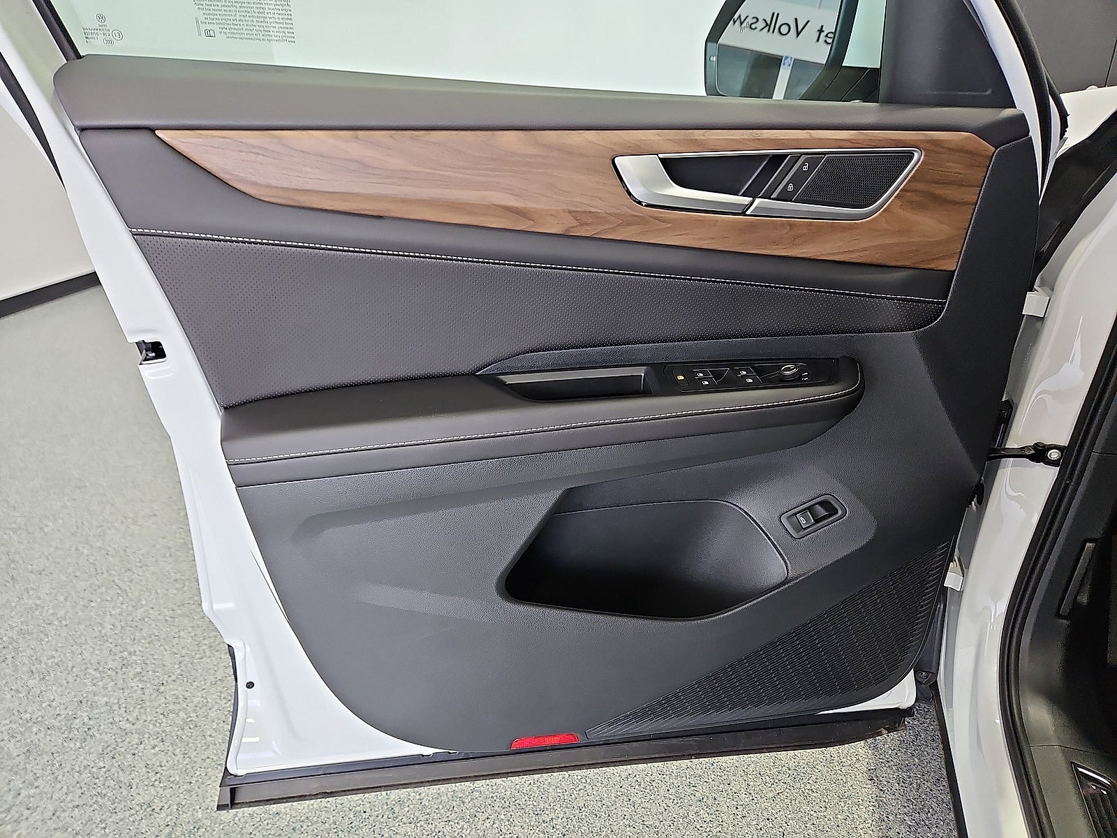 New 2026 Volkswagen Atlas SE FWD image 16