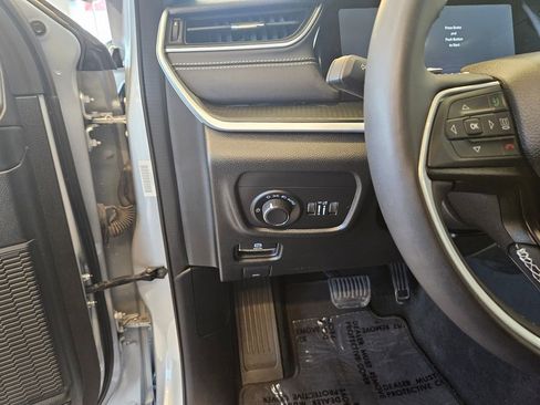 Used 2024 Jeep Grand Cherokee L Laredo image 16