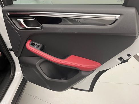 Used 2025 Porsche Macan image 31