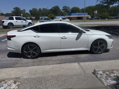 Used 2024 Nissan Altima 2.5 SR FWD image 7