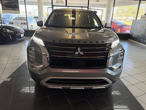 Used 2024 Mitsubishi Outlander SE Black Edition image 3