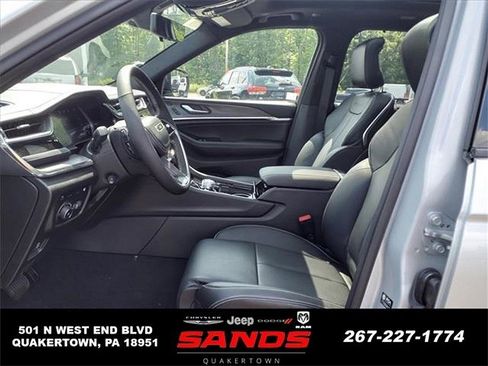 New 2023 Jeep Grand Cherokee Overland w/ Luxury Tech Group IV image 9