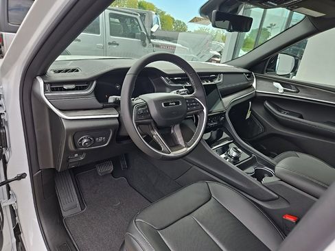 New 2025 Jeep Grand Cherokee L Limited w/ Luxury Tech Group II image 38