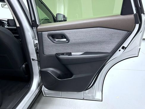 Used 2023 Nissan Rogue SV AWD/4WD image 17