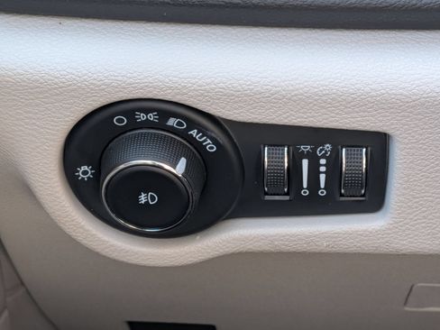 Used 2023 Chrysler Pacifica Touring-L FWD image 17