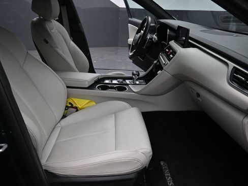 Used 2025 Genesis G70 2.5T image 38