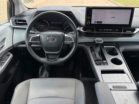 Used 2025 Toyota Sienna XLE FWD image 11