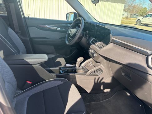 Used 2025 Chevrolet TrailBlazer LS w/ LS Convenience Package FWD image 12