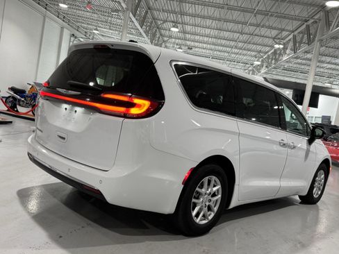 Used 2024 Chrysler Pacifica Touring-L image 16