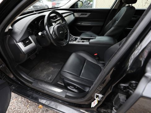 Used 2017 Jaguar XF Premium image 16