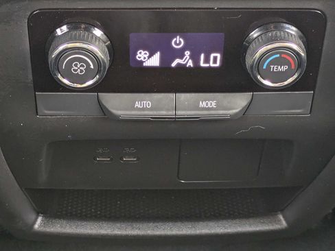 Used 2025 Chevrolet Traverse LT FWD image 23