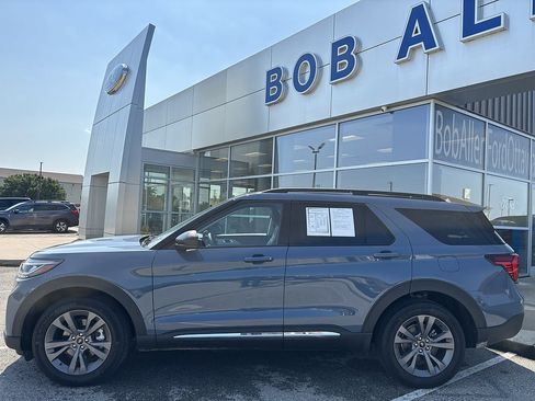 Used 2025 Ford Explorer Active w/ Active Comfort Package AWD/4WD image 2