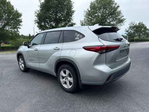 Used 2021 Toyota Highlander LE AWD/4WD image 3