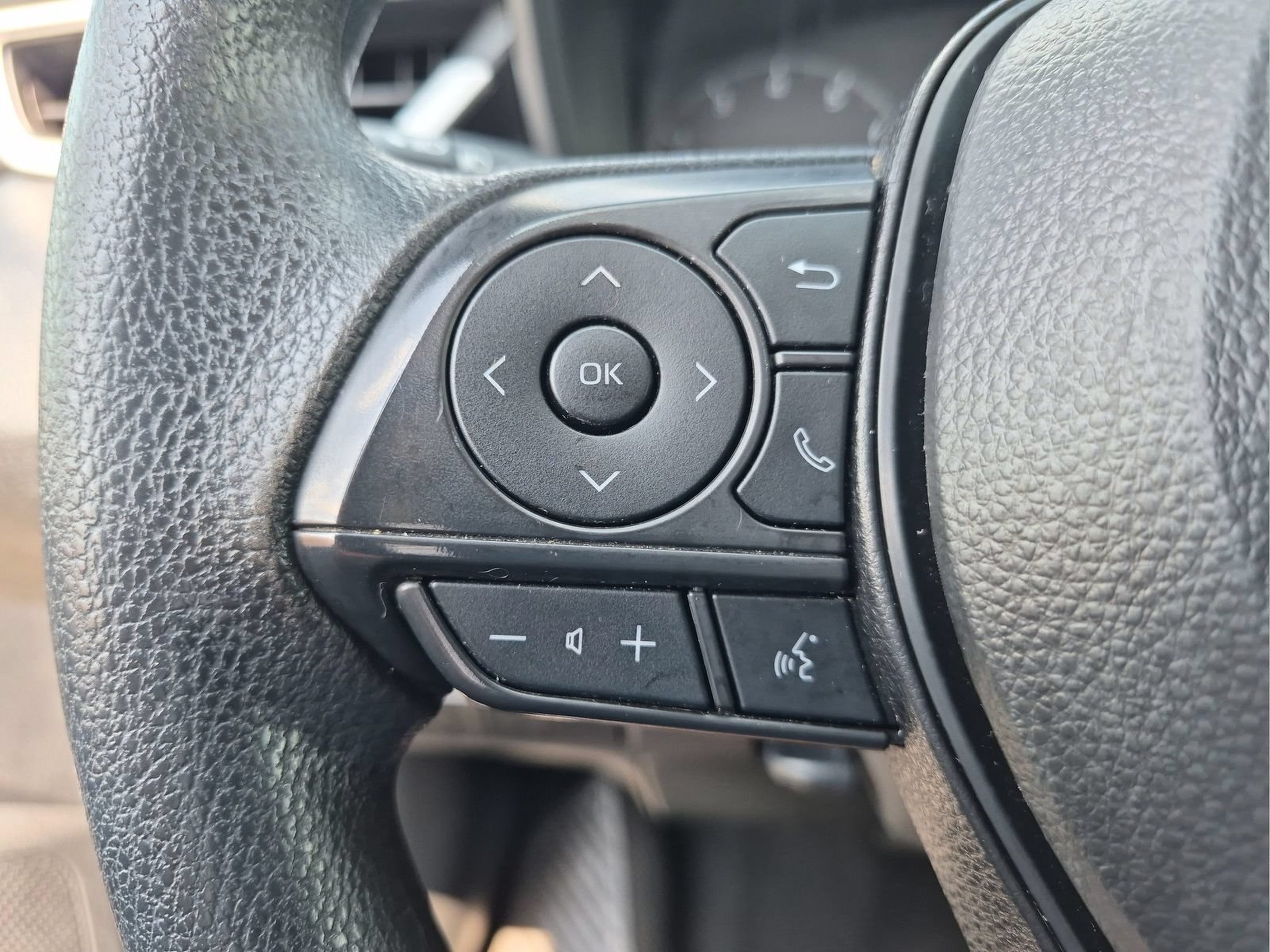 Used 2025 Toyota Corolla LE FWD image 13