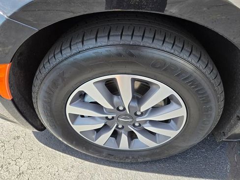 Used 2023 Chrysler Pacifica Touring-L FWD image 20