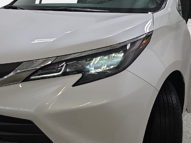 Used 2025 Toyota Sienna XLE FWD image 28