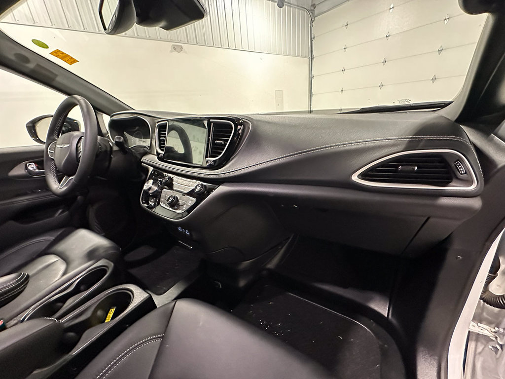 Used 2025 Chrysler Pacifica Select FWD image 20
