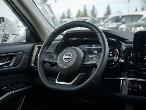 New 2025 Nissan Pathfinder Platinum image 17