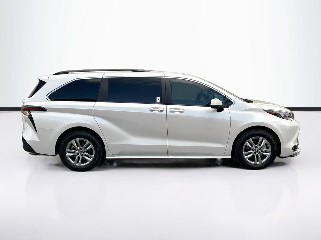 Certified 2026 Toyota Sienna XLE FWD image 4
