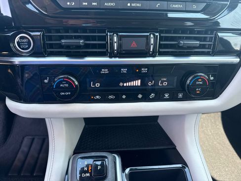 Used 2024 Nissan Pathfinder SV w/ SV Premium Package FWD image 19
