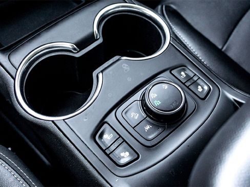 Used 2024 GMC Terrain SLT image 26