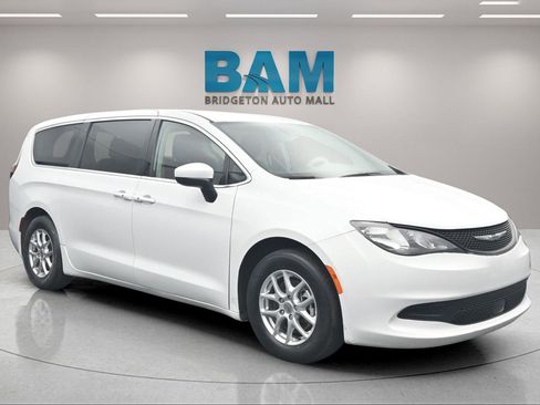 Used 2023 Chrysler Voyager LX image 9