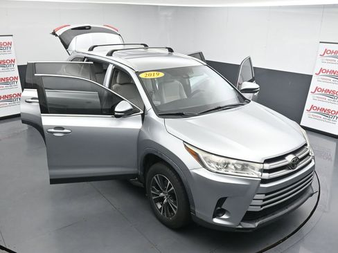 Used 2019 Toyota Highlander LE FWD image 35