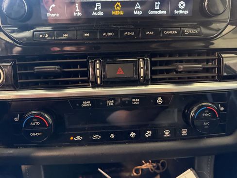 Used 2024 Nissan Pathfinder SL w/ SL Premium Package FWD image 26