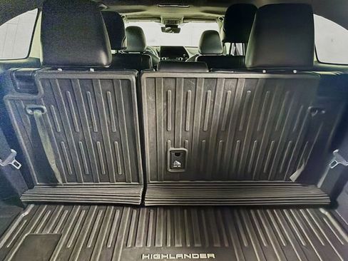 Used 2023 Toyota Highlander XLE AWD/4WD image 33