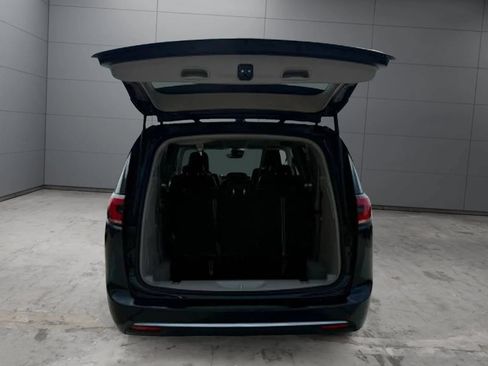 Used 2022 Chrysler Pacifica Touring-L w/ Uconnect Theater Family Group FWD image 4