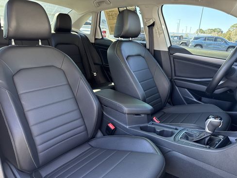 Used 2023 Volkswagen Jetta SE w/ Panoramic Sunroof Package image 32